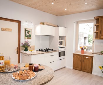 Cuisine blanche et bois style ancien - cuisine aménagée et équipée