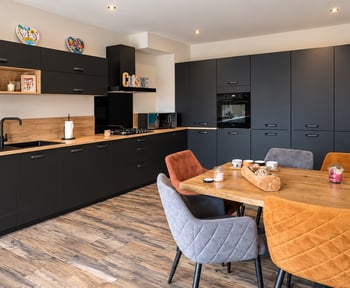 Cuisine moderne chaleureuse avec table colorée