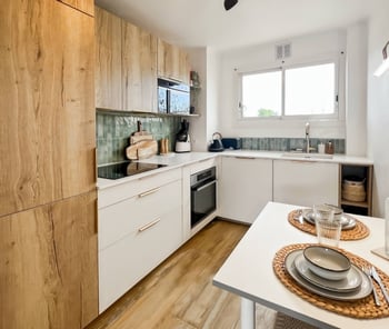 Jolie cuisine blanche et bois