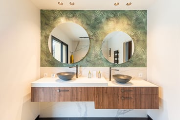Douche et meubles vasque se fond face dans cette grande pièce lumineuse.