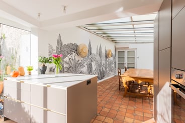 Vue d'ensemble sur la cuisine, véritable havre de paix au milieu de la nature, tout en offrant une grande quantité de rangements et de coins déco.