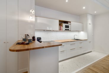 Cuisine blanche brillante bois et terrazzo PERENE PARIS 15