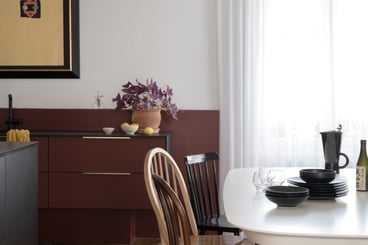 Depuis le salon, très belle perspective sur la cuisine qui se laisse oublier.