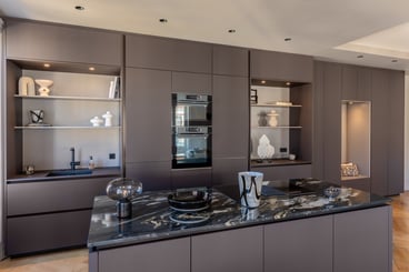 Cuisine Perene Nevers avec ilot cacao fenix moderne et spacieuse avec  de nombreux rangements intégrés 