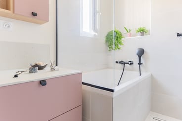 Baignoire salle de bain reposante tendance japonaise rose Perene Nantes