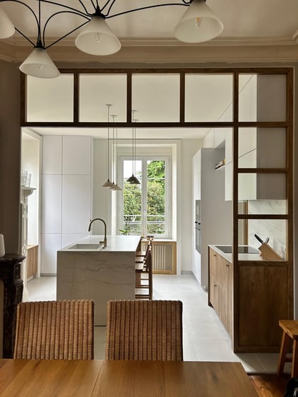 Cuisine verrière lumineux bois et blanc