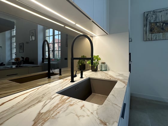 Vue sur la robinetterie et la crédence en miroir finition Bronze