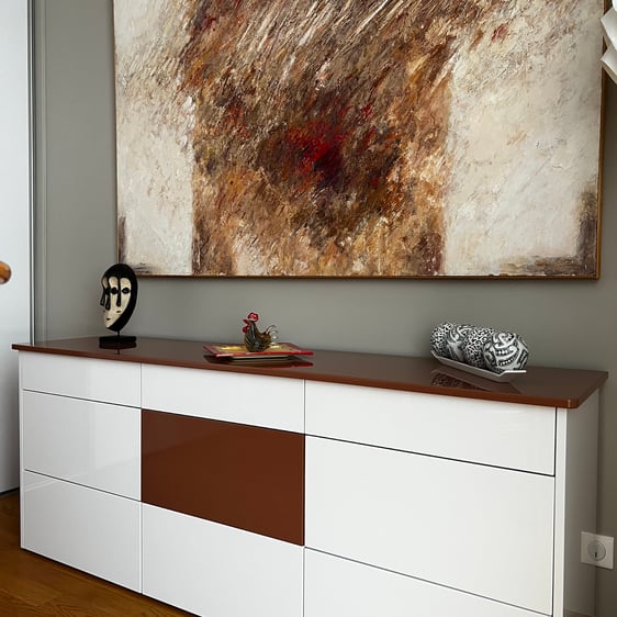 Une console type commode.