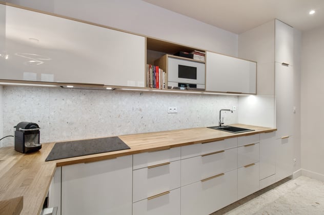 Cuisine blanche brillante bois et terrazzo PERENE PARIS 15