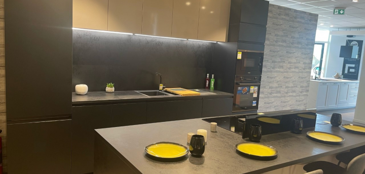 bandeau_magasin_droit-cuisine%20noir%20ilot