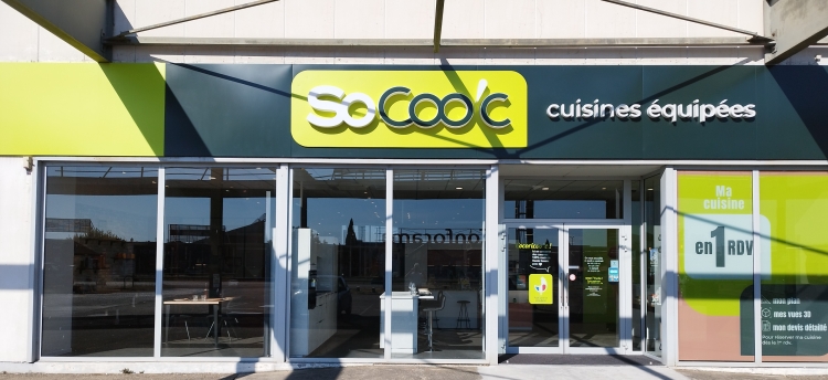 bandeau_magasin_gauche-socooc-cusines-equipees-nimes-facade