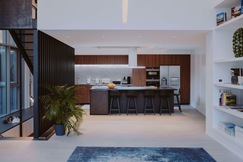 Cuisine minimaliste dans un loft à Bordeaux