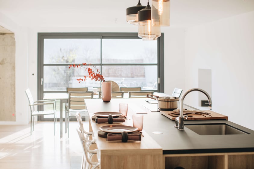 Cuisine ouverte lumineuse avec îlot central Perene