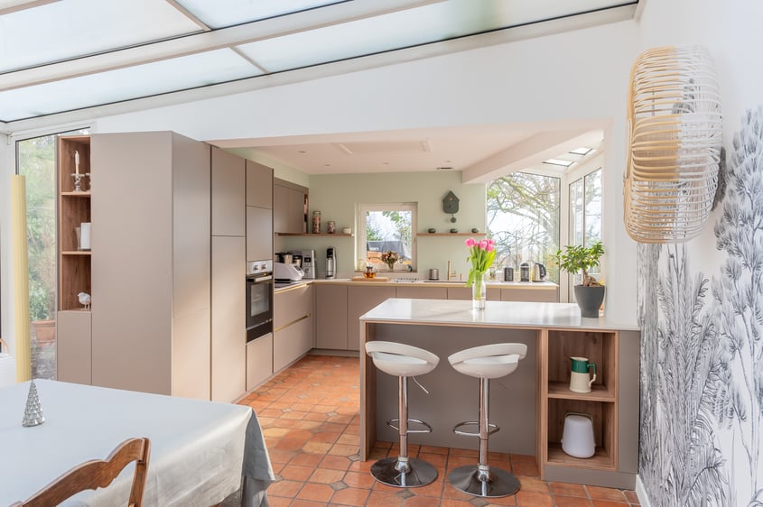 Vue d'ensemble sur la cuisine, véritable havre de paix au milieu de la nature, tout en offrant une grande quantité de rangements et de coins déco.