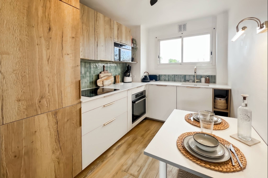 Jolie cuisine blanche et bois