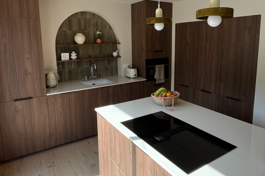 Grande cuisine en bois ouverte et moderne