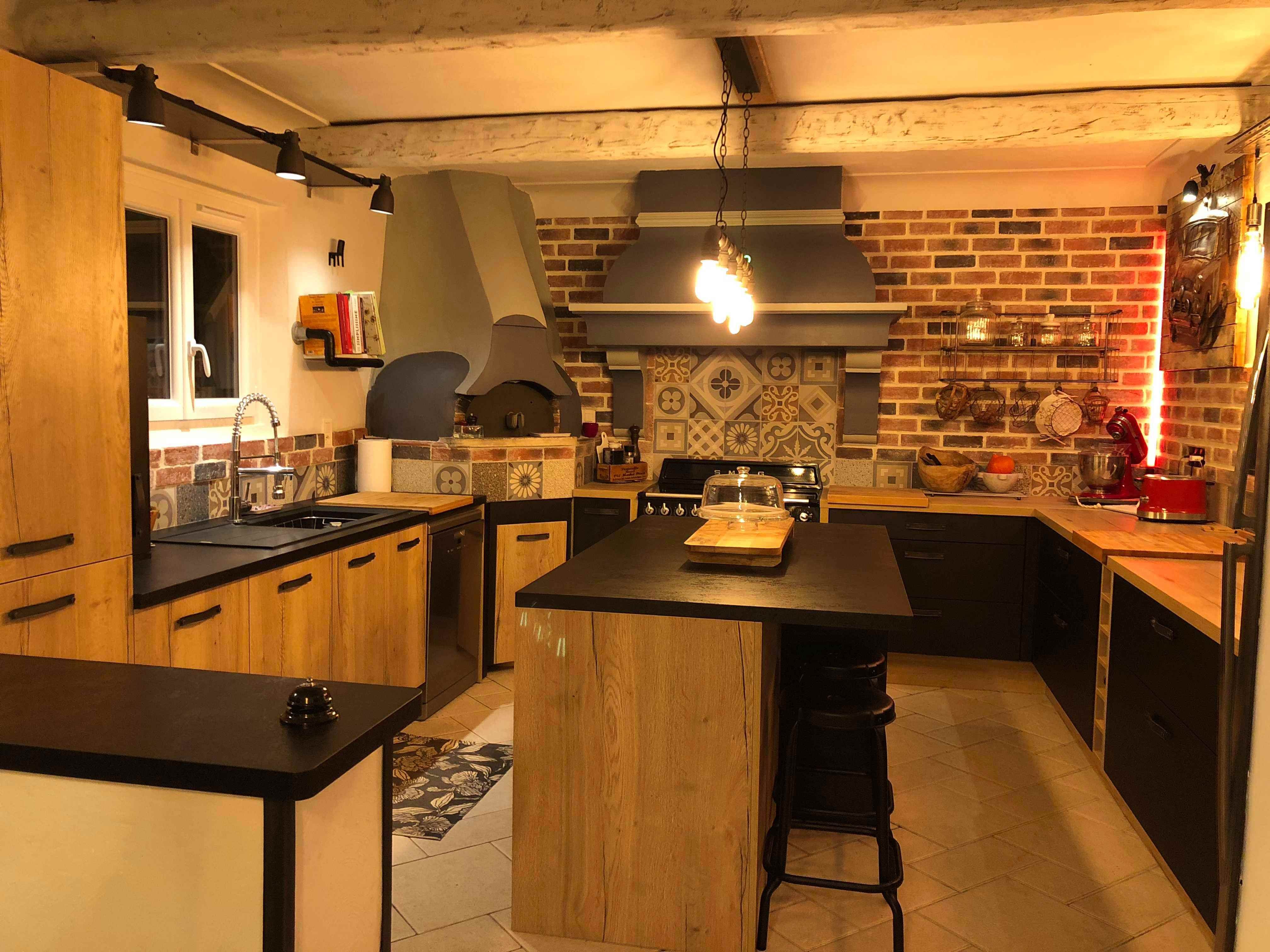 cuisine-noir-mat-et-chene-vintage-so-indus-une-cuisine-equipee-par-socooc-nice