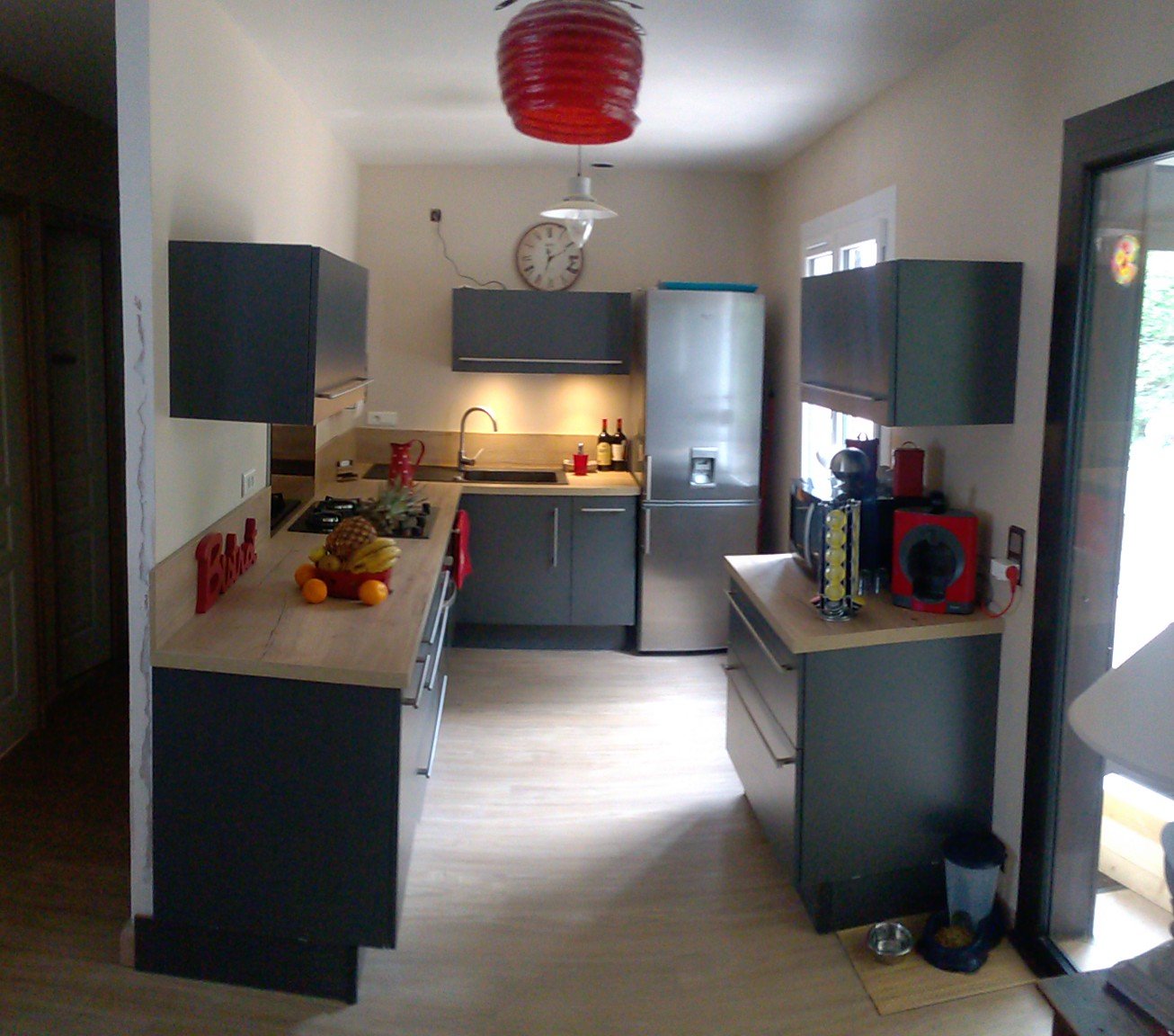 modele-anthracite-et-chene-vintage-une-cuisine-equipee-par-socooc-perigueux