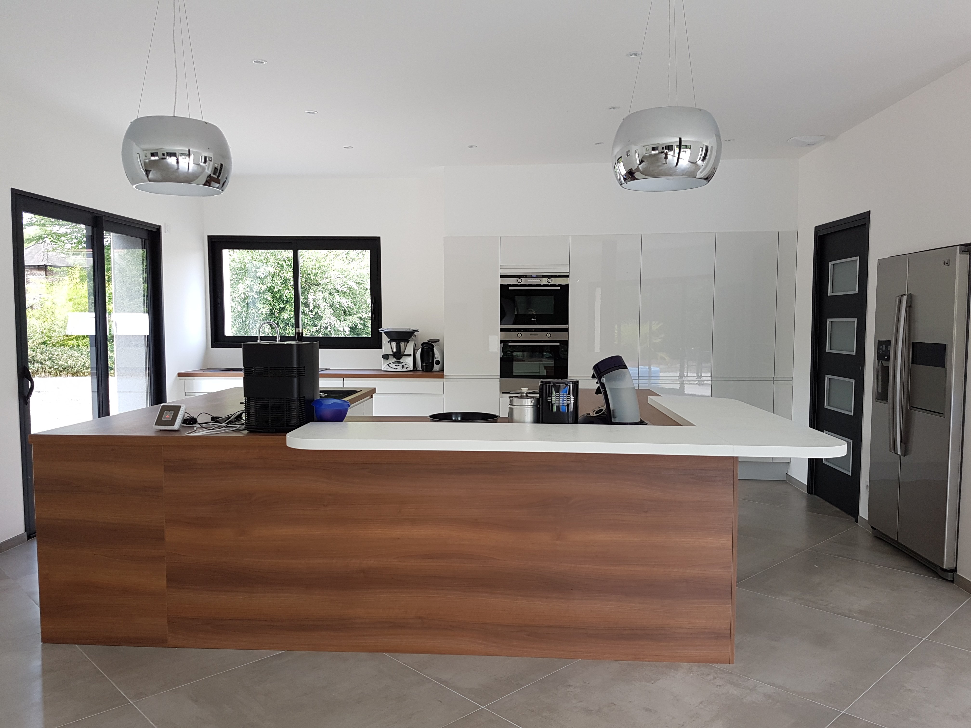 un-grand-ilot-pour-preparer-et-cuisiner-une-cuisine-equipee-par-socooc-amiens