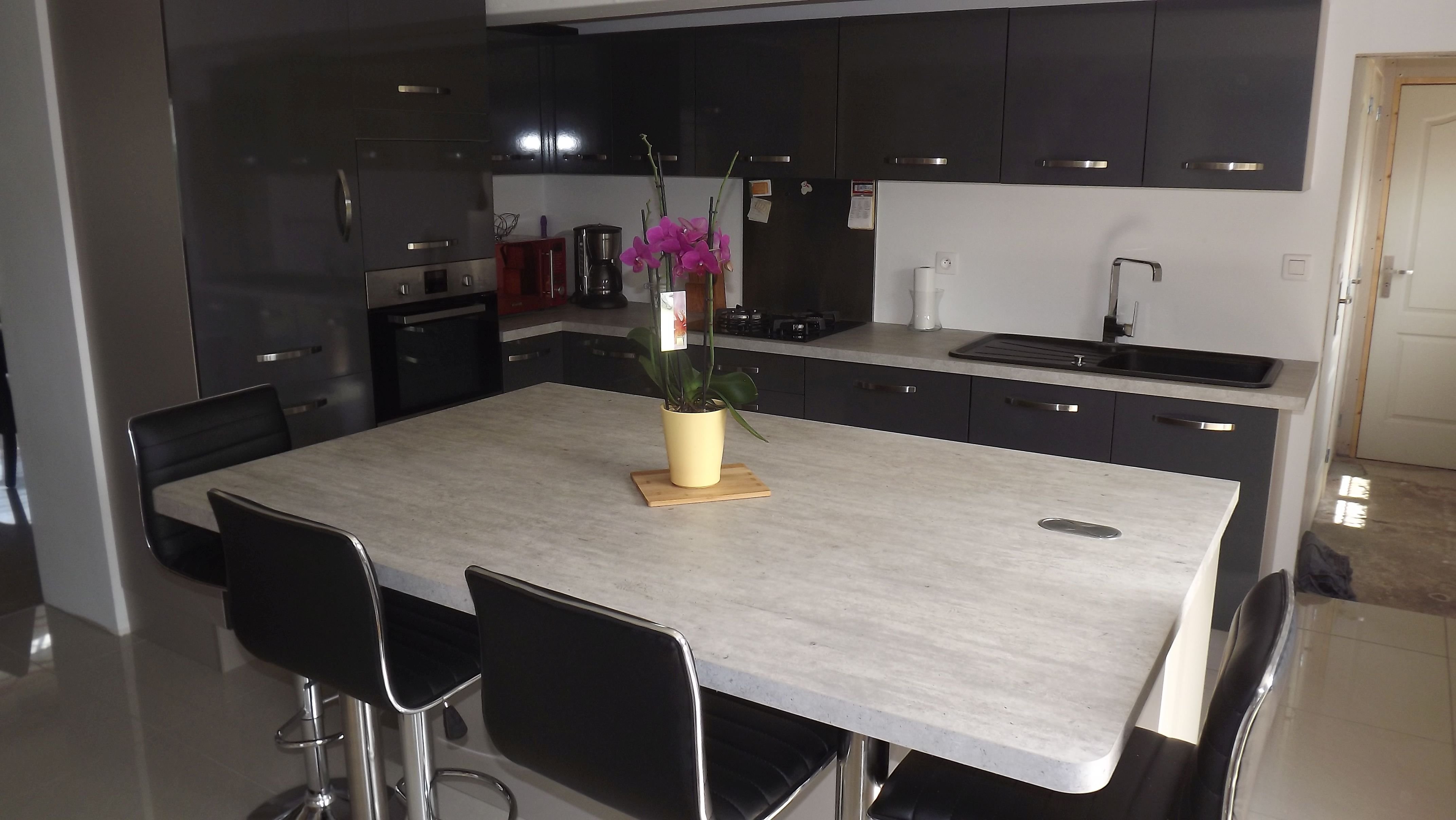 cuisine-en-l-avec-un-ilot-une-cuisine-equipee-par-socooc-amiens