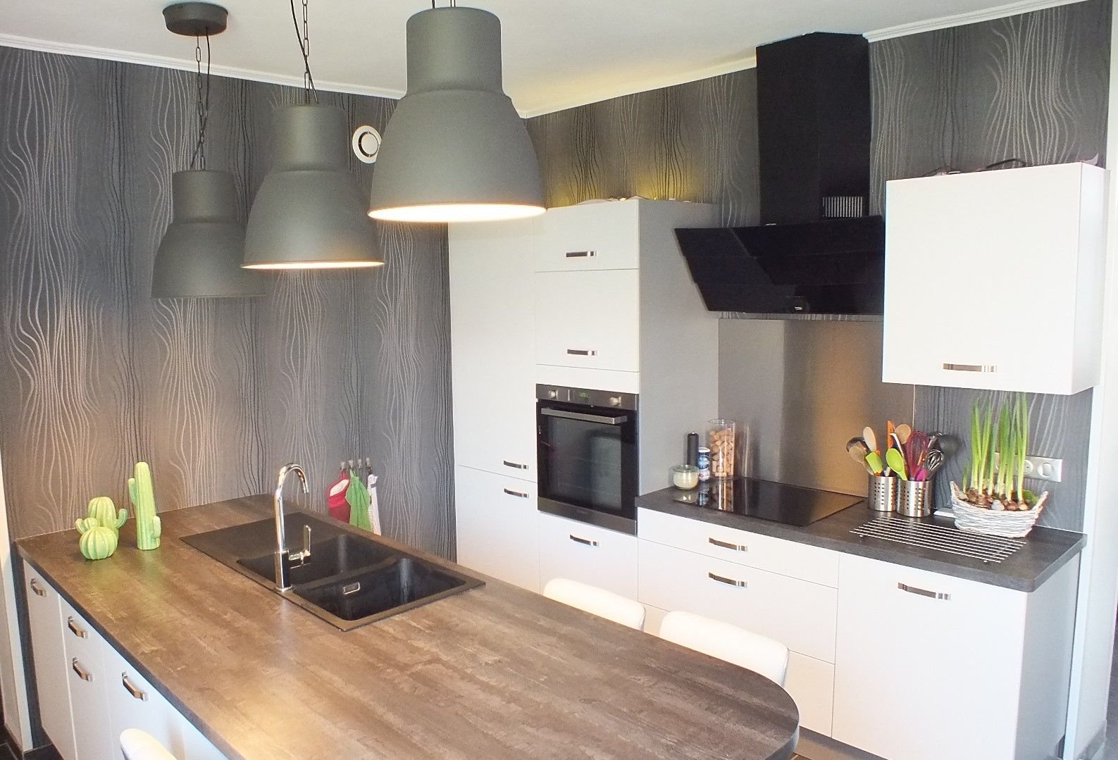 cuisine-avec-retour-evier-et-coin-repas-une-cuisine-equipee-par-socooc-amiens