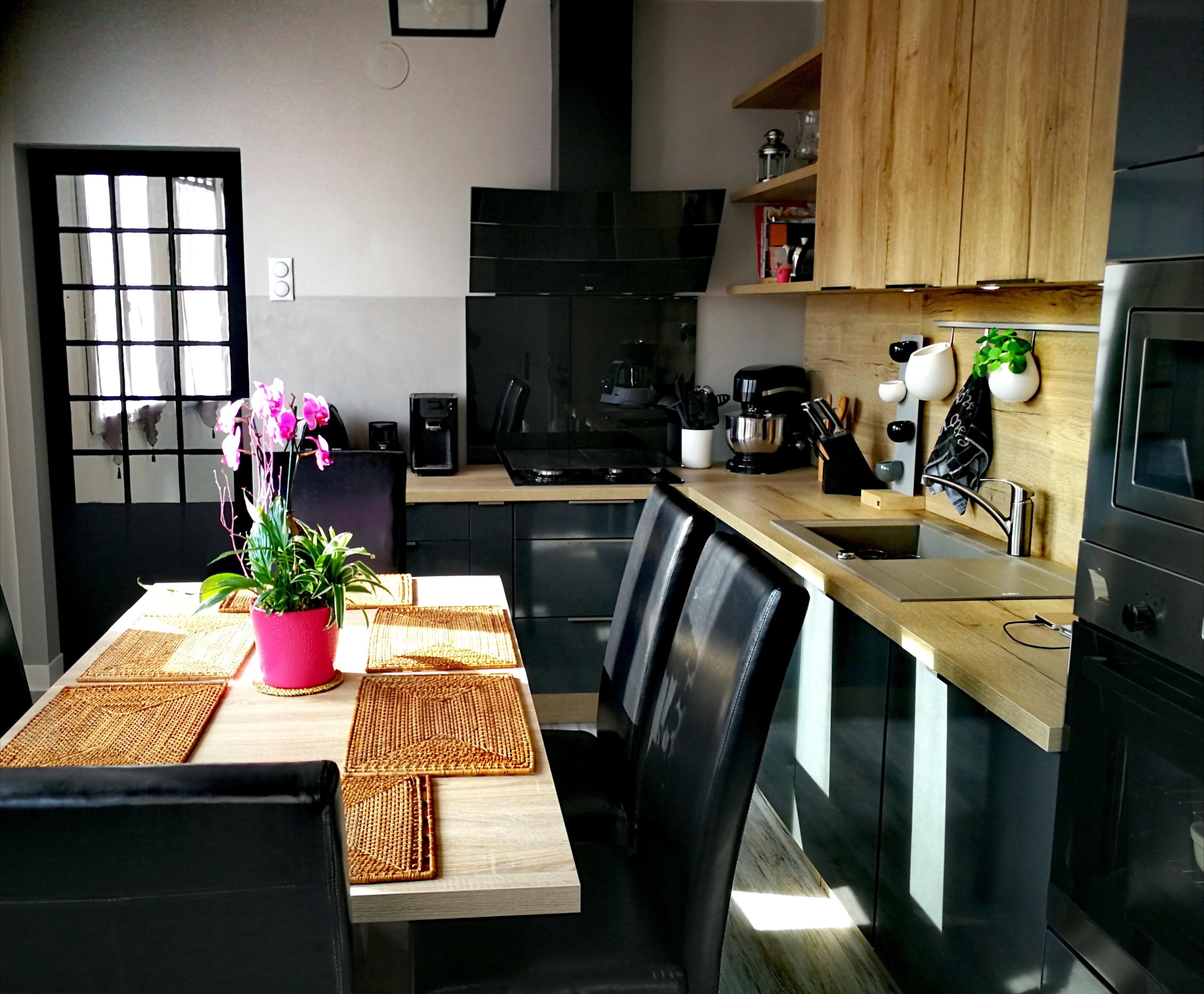 cuisine-tendance-noir-et-bois-une-cuisine-equipee-par-socooc-evreux