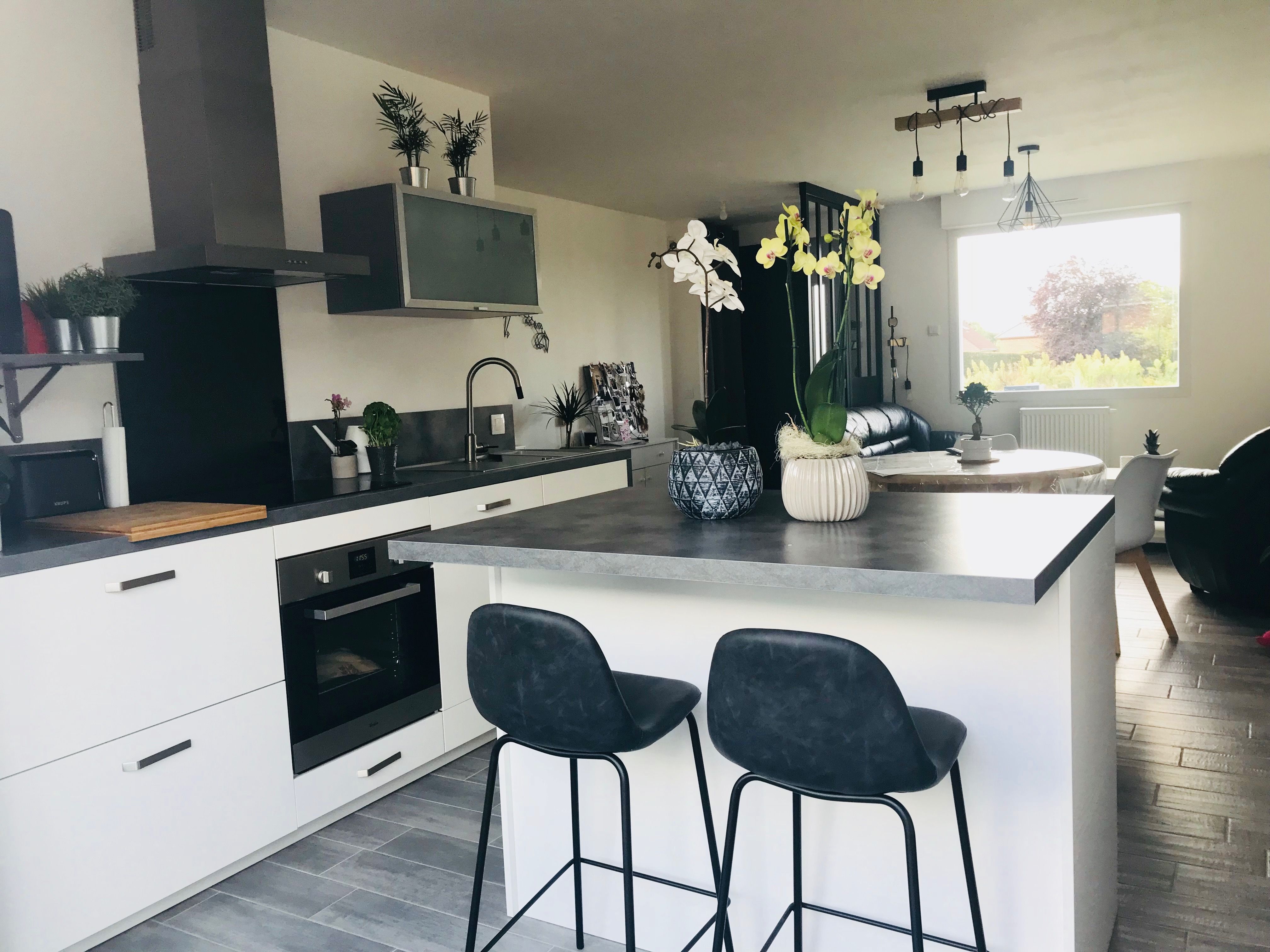 cuisine-totalement-ouverte-et-chaleureuse-une-cuisine-equipee-par-socooc-lille-villeneuve-dascq