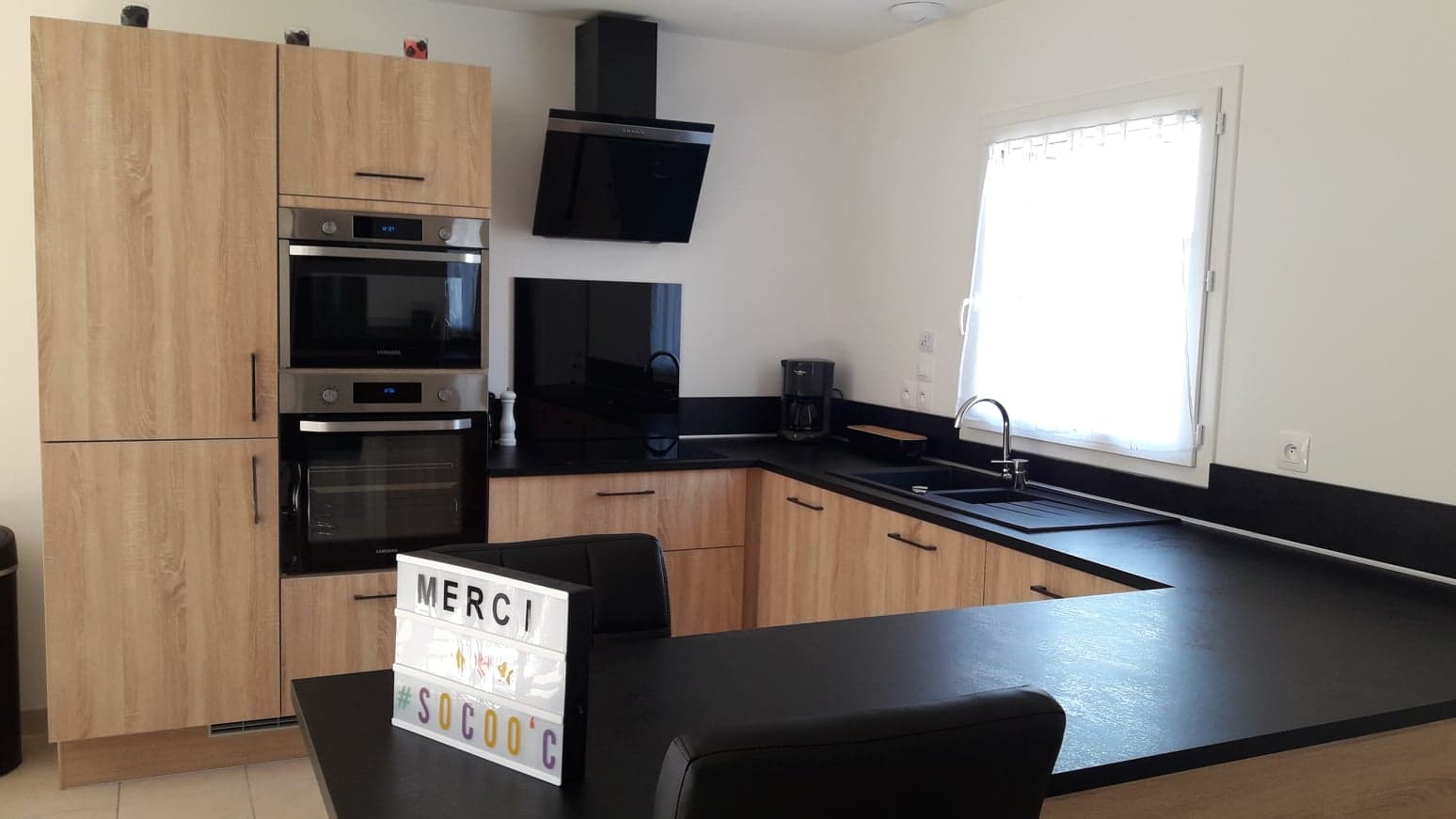 un-melange-parfait-du-bois-et-noir-une-cuisine-equipee-par-socooc-caen