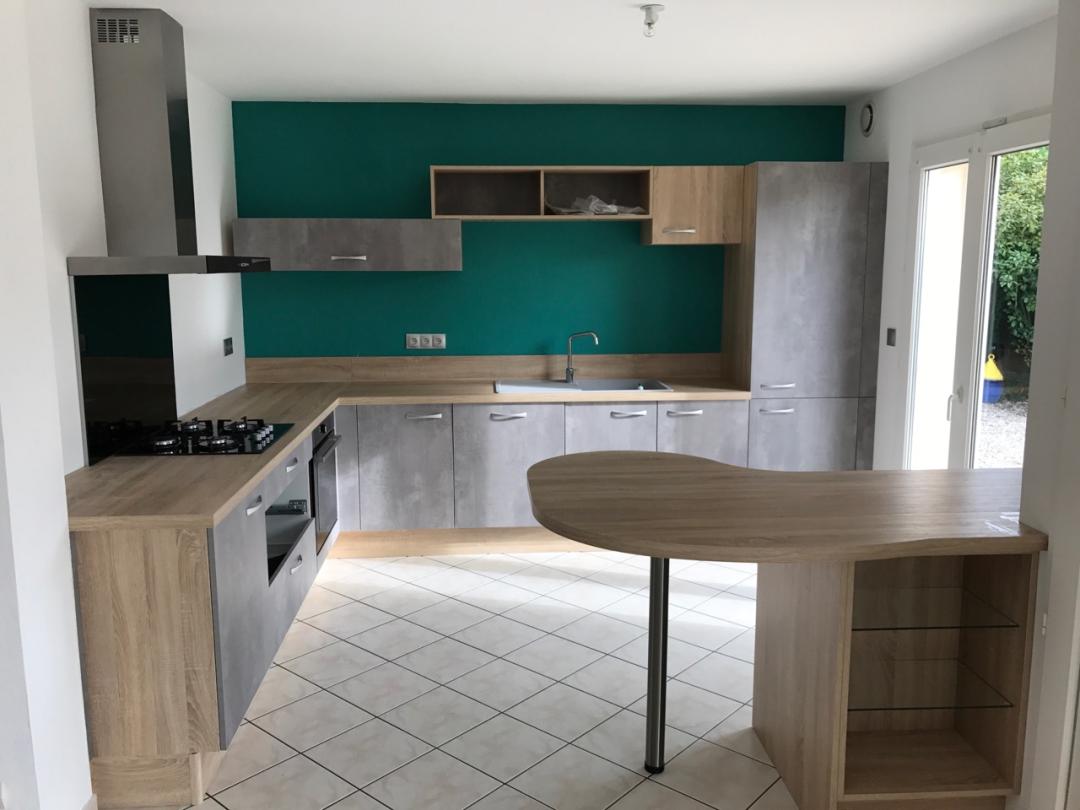 une-cuisine-equipee-bois-naturel-et-minerale-une-cuisine-equipee-par-socooc-caen