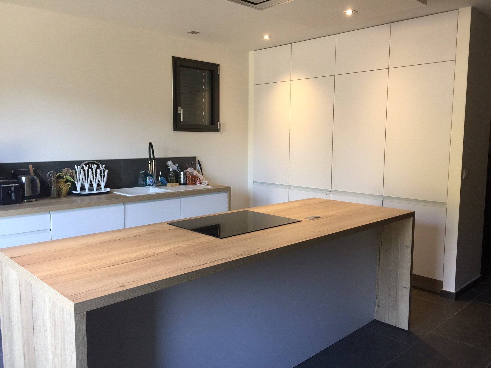 une-cuisine-moderne-dans-un-chalet-de-haute-savoie-une-cuisine-equipee-par-socooc-villefranche