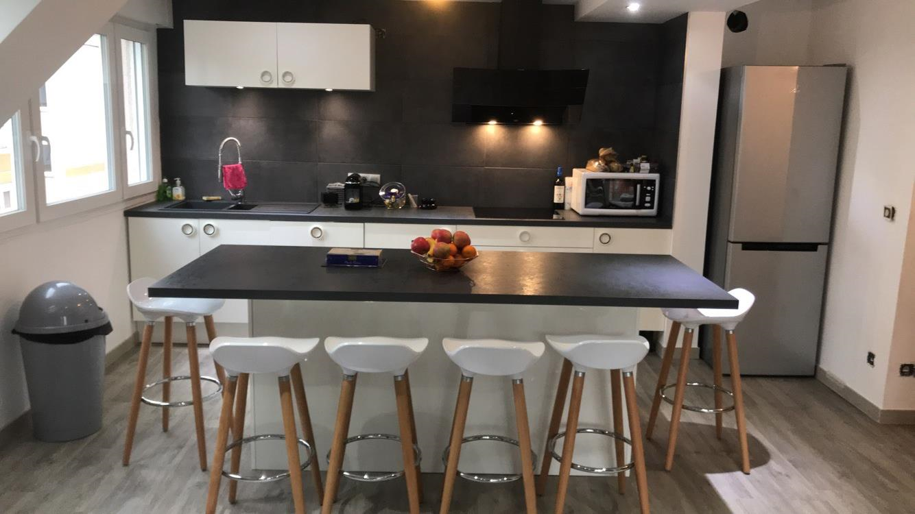 cuisine-blanc-coco-et-noir-structure-une-cuisine-equipee-par-socooc-colmar