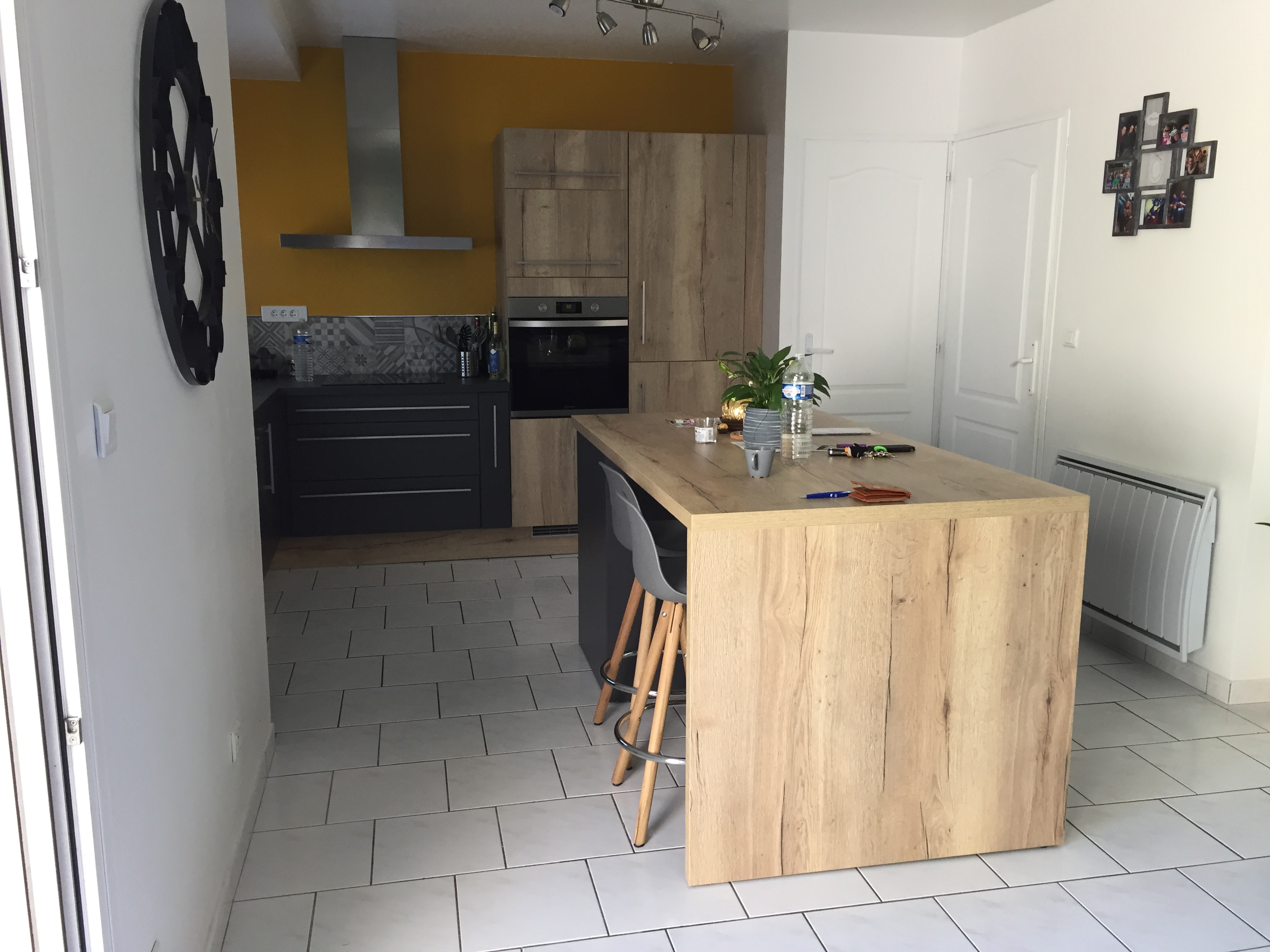 cuisine-en-bois-avec-ilot-une-cuisine-equipee-par-socooc-lens