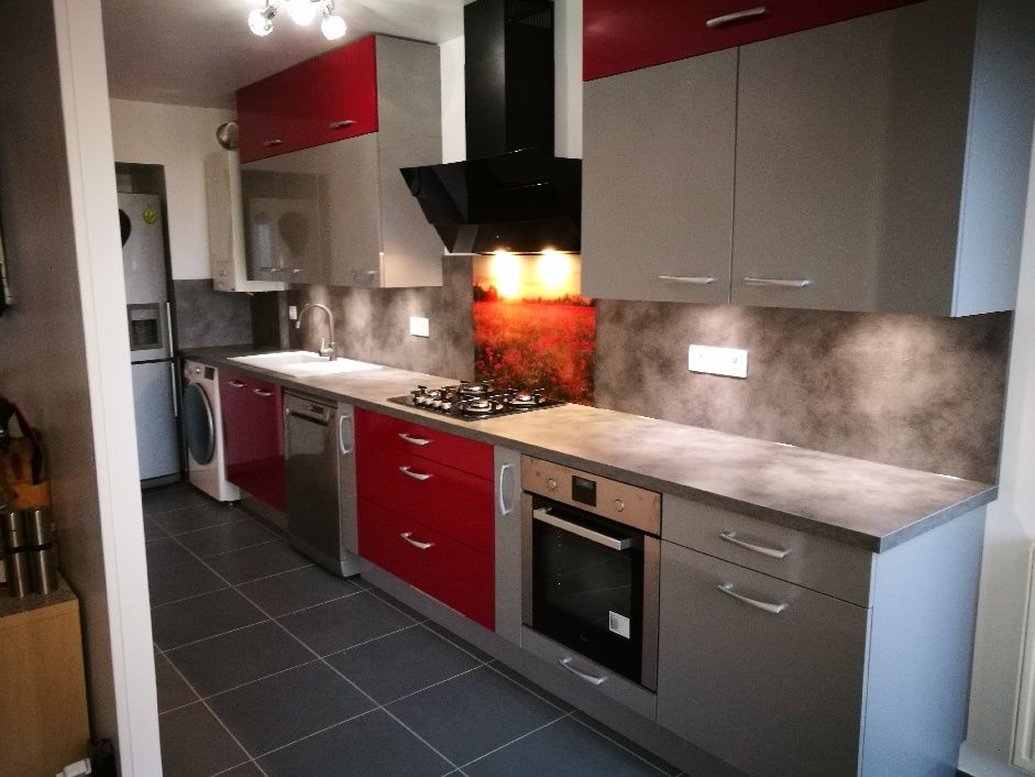 la-cuisine-lineaire-sochic-en-rouge-et-gris-de-martin-une-cuisine-equipee-par-socooc-villiers-sur