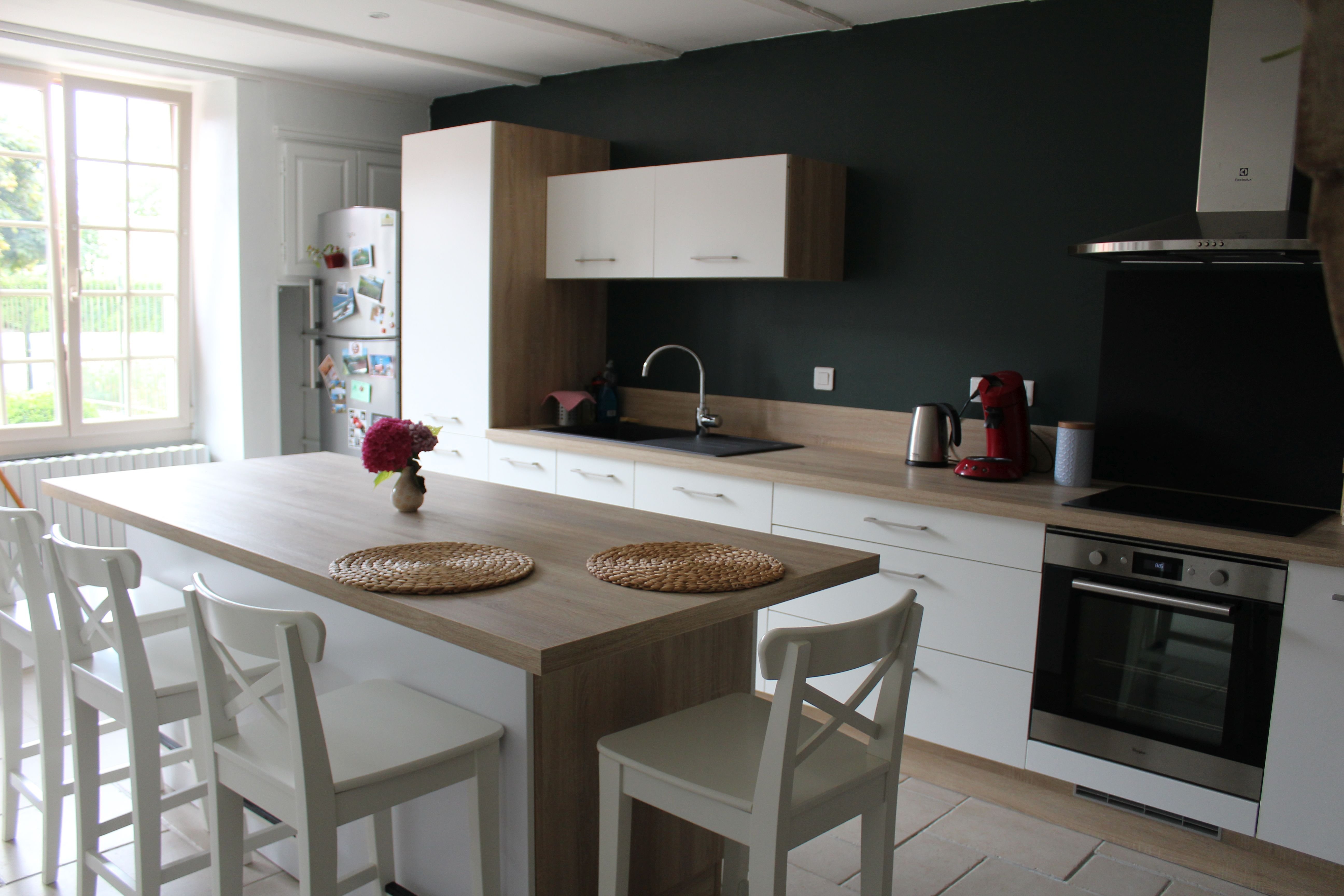 cuisine-blanche-et-bois-une-cuisine-equipee-par-socooc-dijon-quetigny