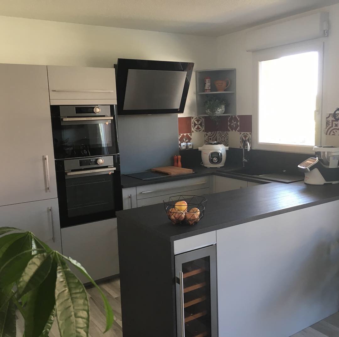 cuisine-en-u-avec-integration-dune-cave-vin-une-cuisine-equipee-par-socooc-chalon-sur-saone