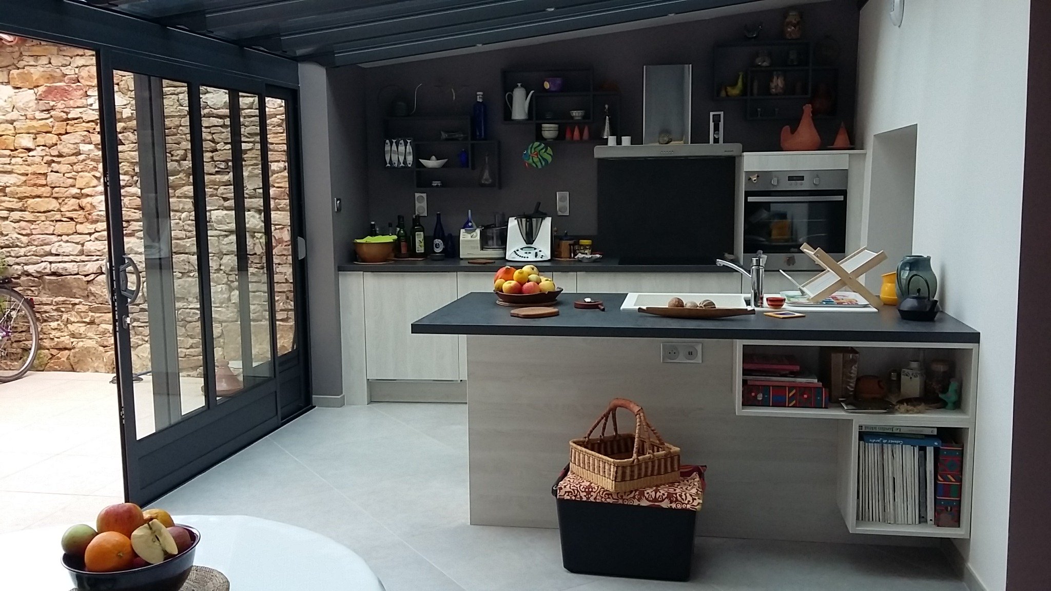 cuisine-avec-evier-dans-lilot-une-cuisine-equipee-par-socooc-chalon-sur-saone