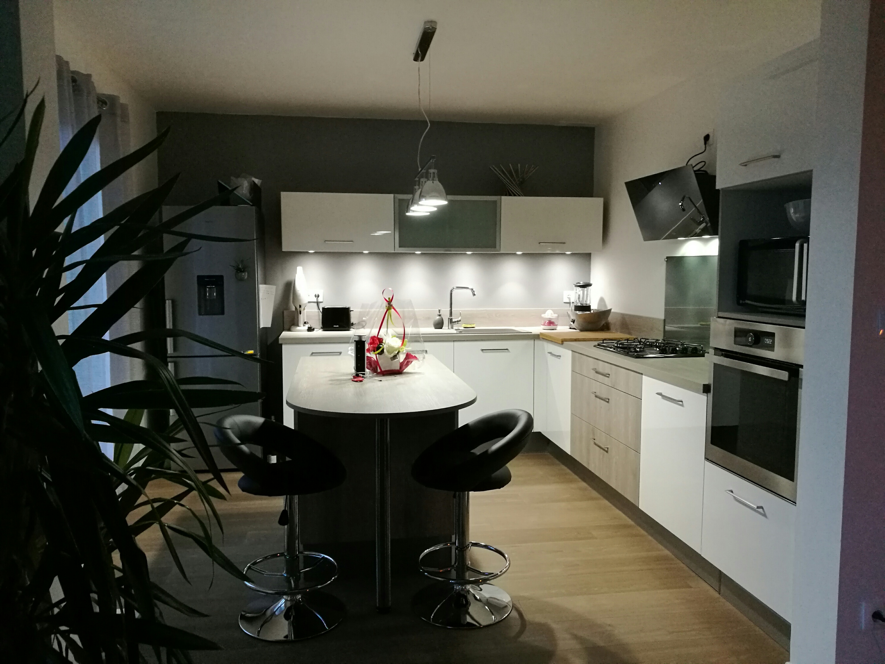 cuisine-blanche-et-bois-avec-ilot-une-cuisine-equipee-par-socooc-rouen-tourville