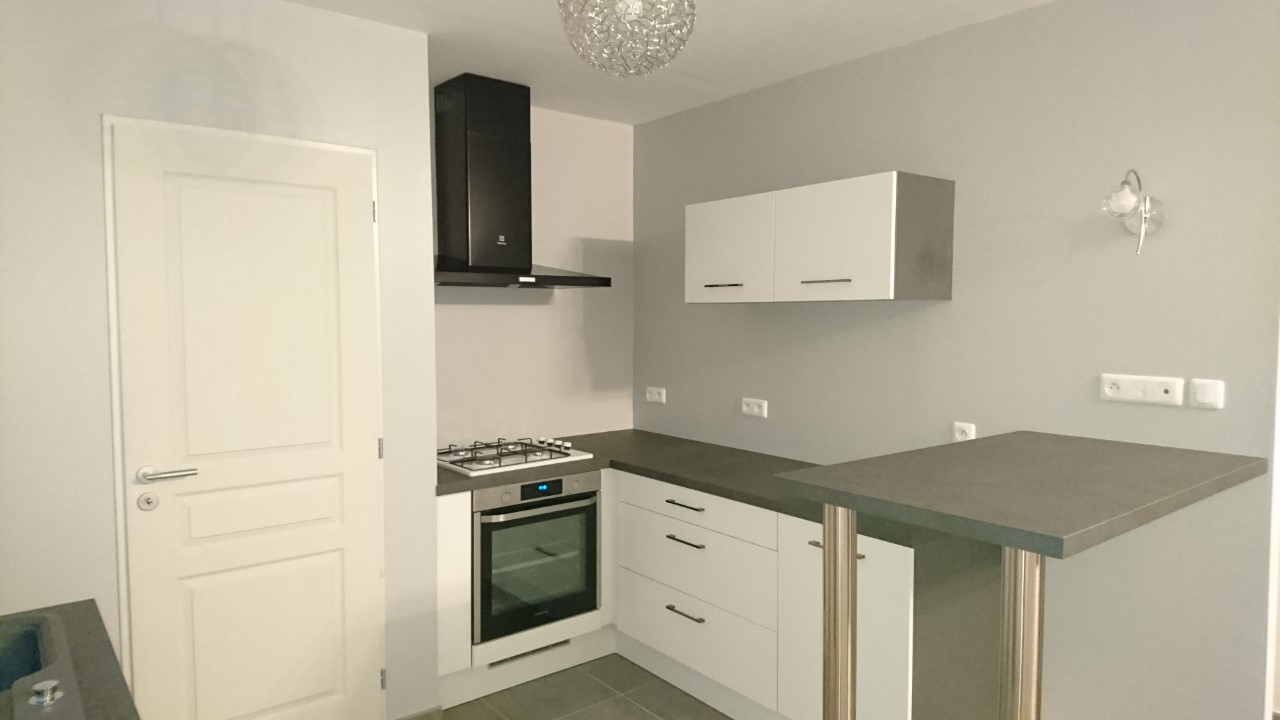 petite-cuisine-blanche-avec-coin-repas-une-cuisine-equipee-par-socooc-lens