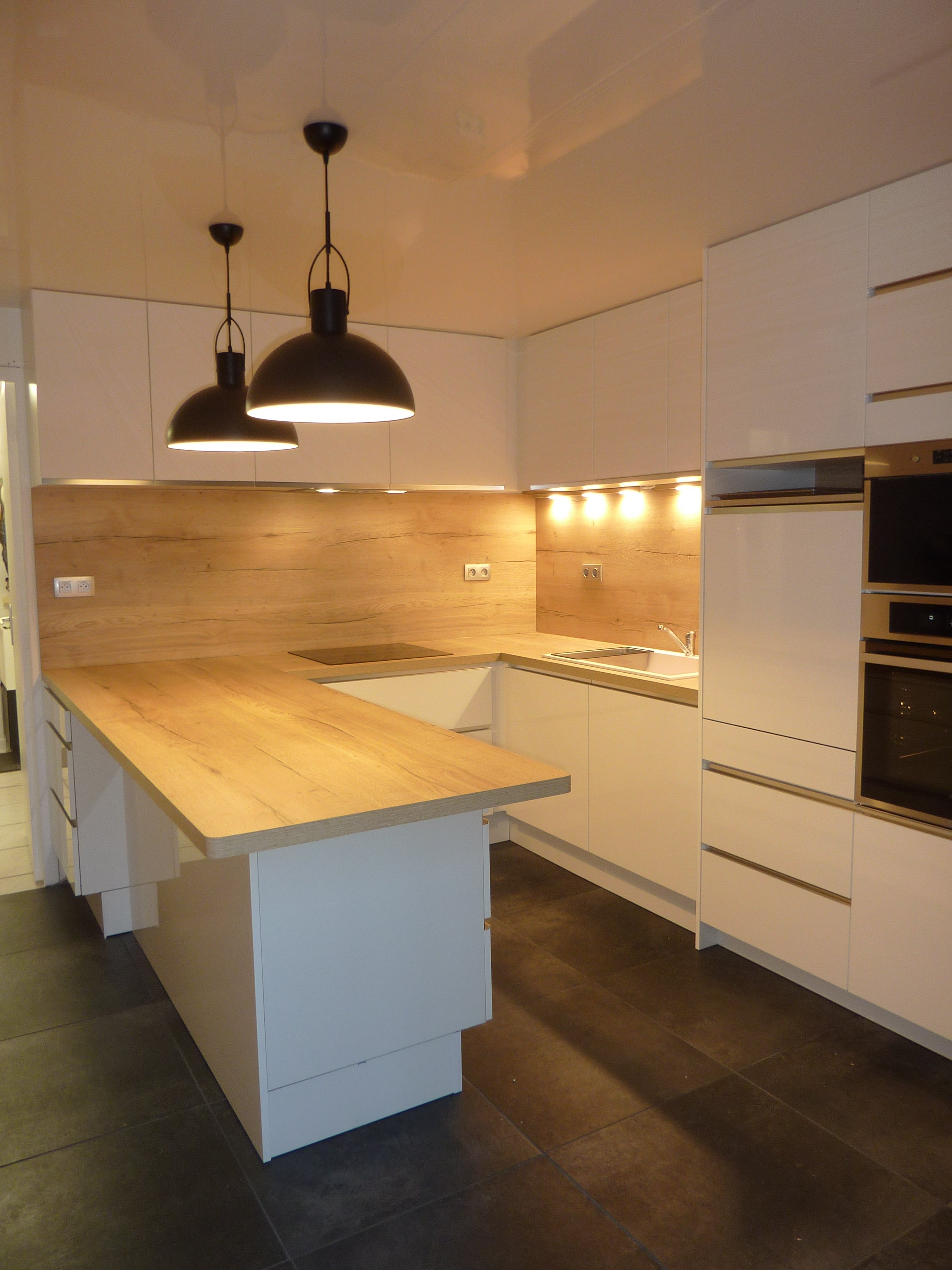 cuisine-tendance-blanc-brillant-et-bois-une-cuisine-equipee-par-socooc-clermont-ferrand