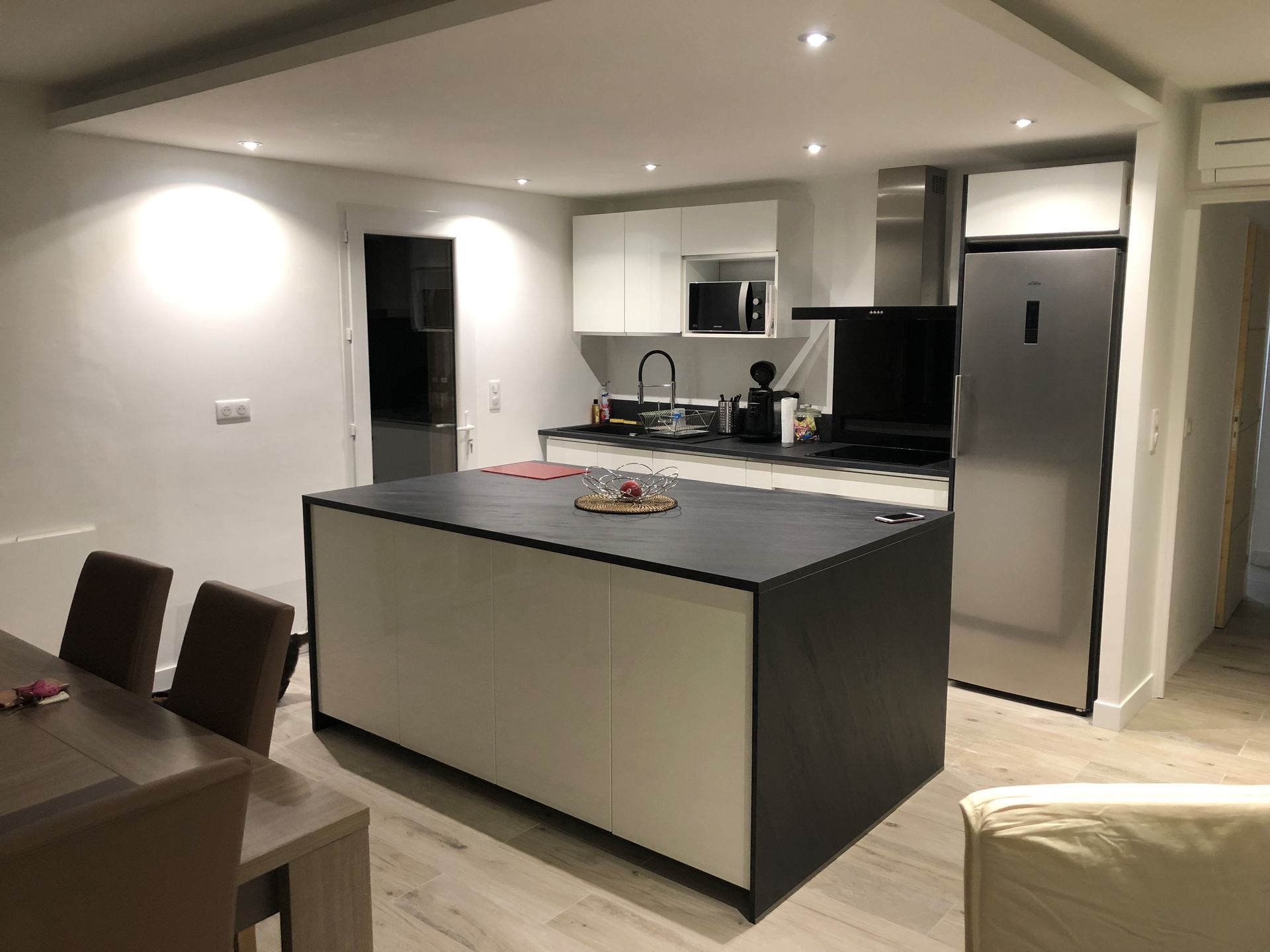 cuisine-blanc-coco-brillant-et-lauze-noir-une-cuisine-equipee-par-socooc-toulouse-portet