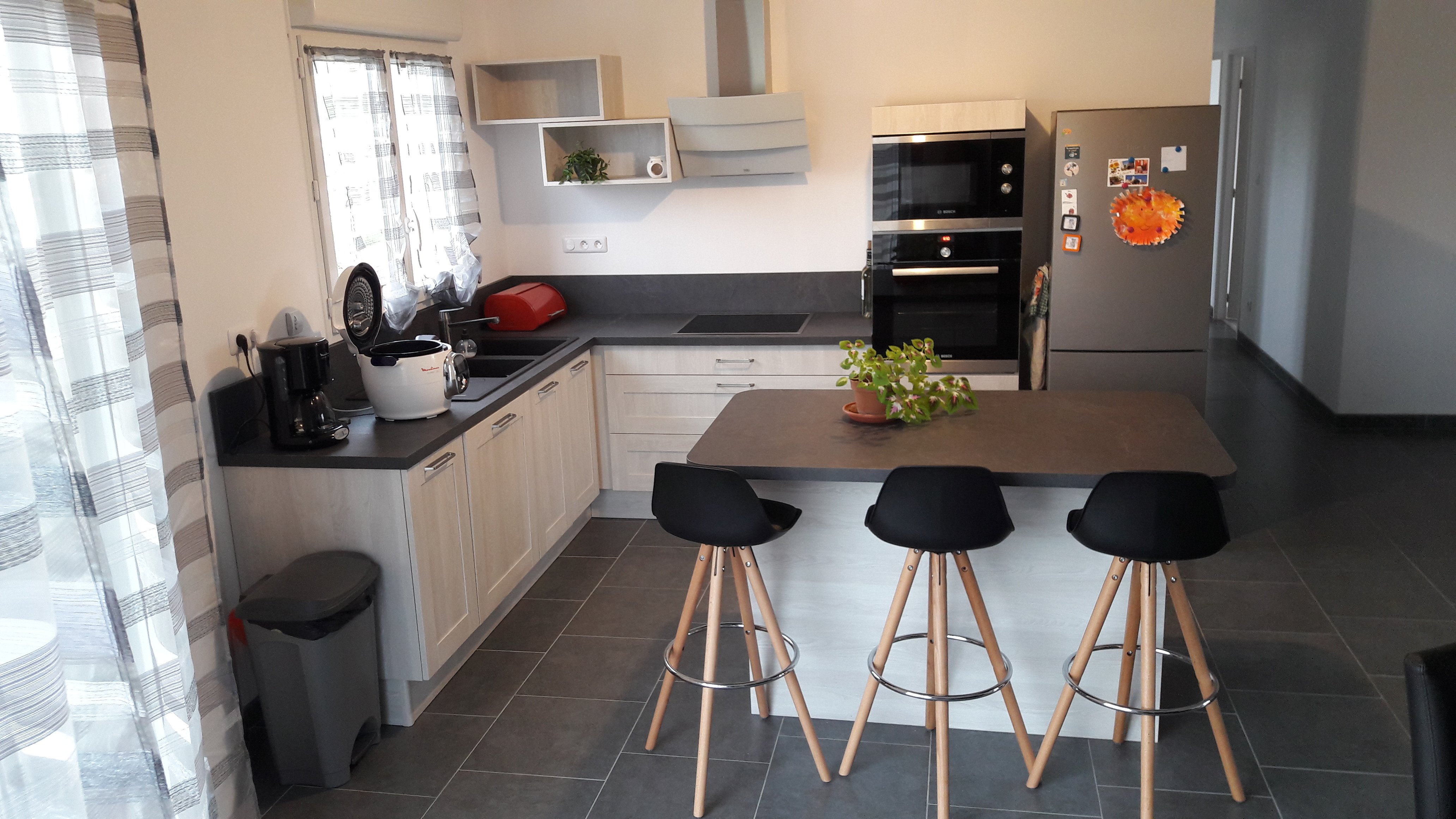 cuisine-chene-nordique-et-ardesia-fonce-une-cuisine-equipee-par-socooc-nancy-fleville