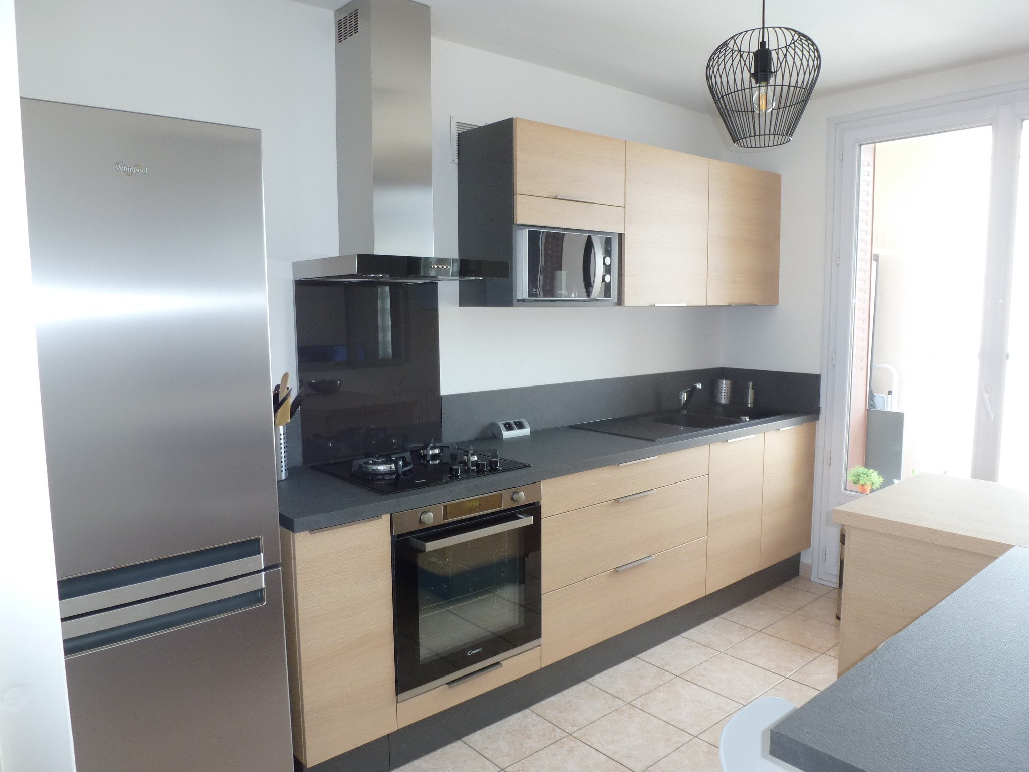 le-bois-et-lanthracite-une-cuisine-equipee-par-socooc-lyon-saint-priest