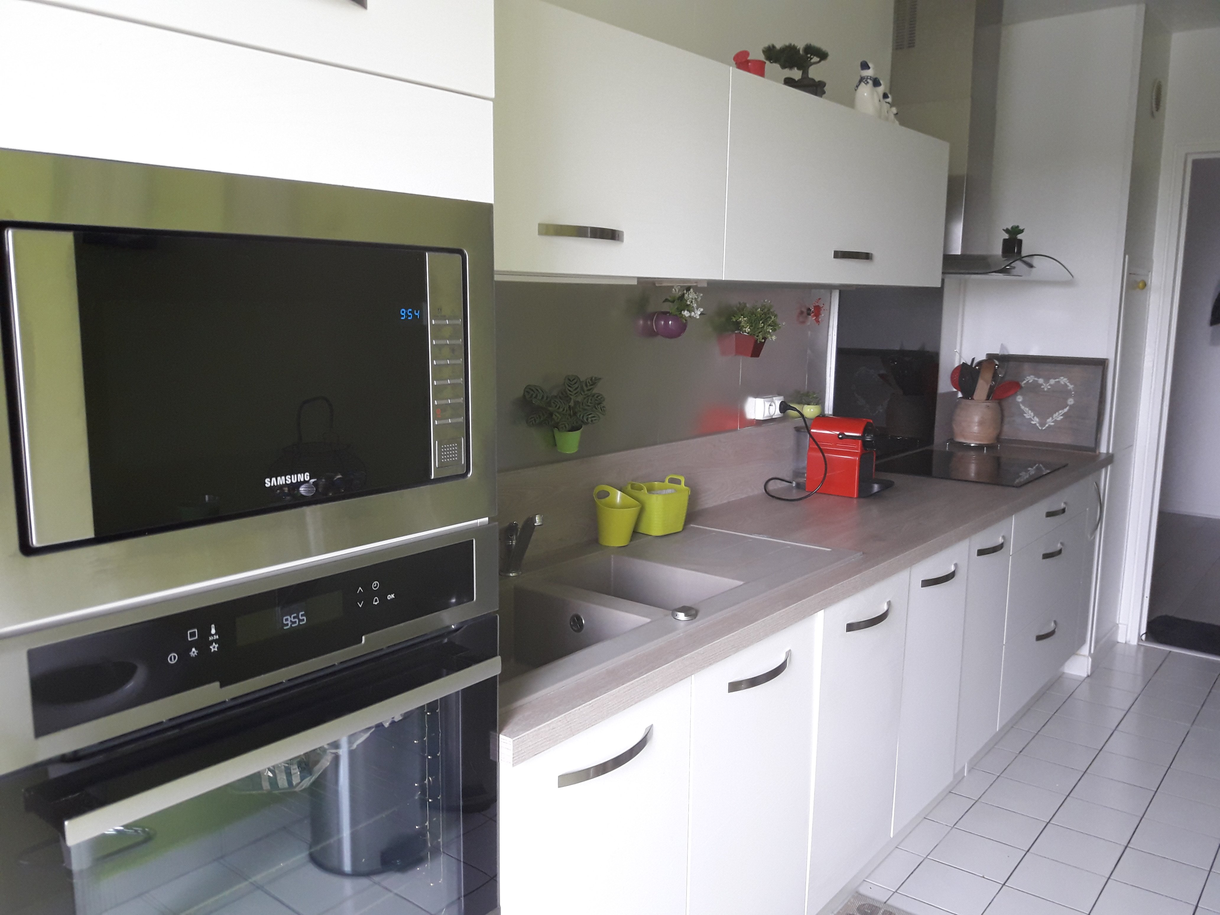 la-cuisine-de-joelle-un-lineaire-qui-la-classe-une-cuisine-equipee-par-socooc-ste-genevieve-des-bois