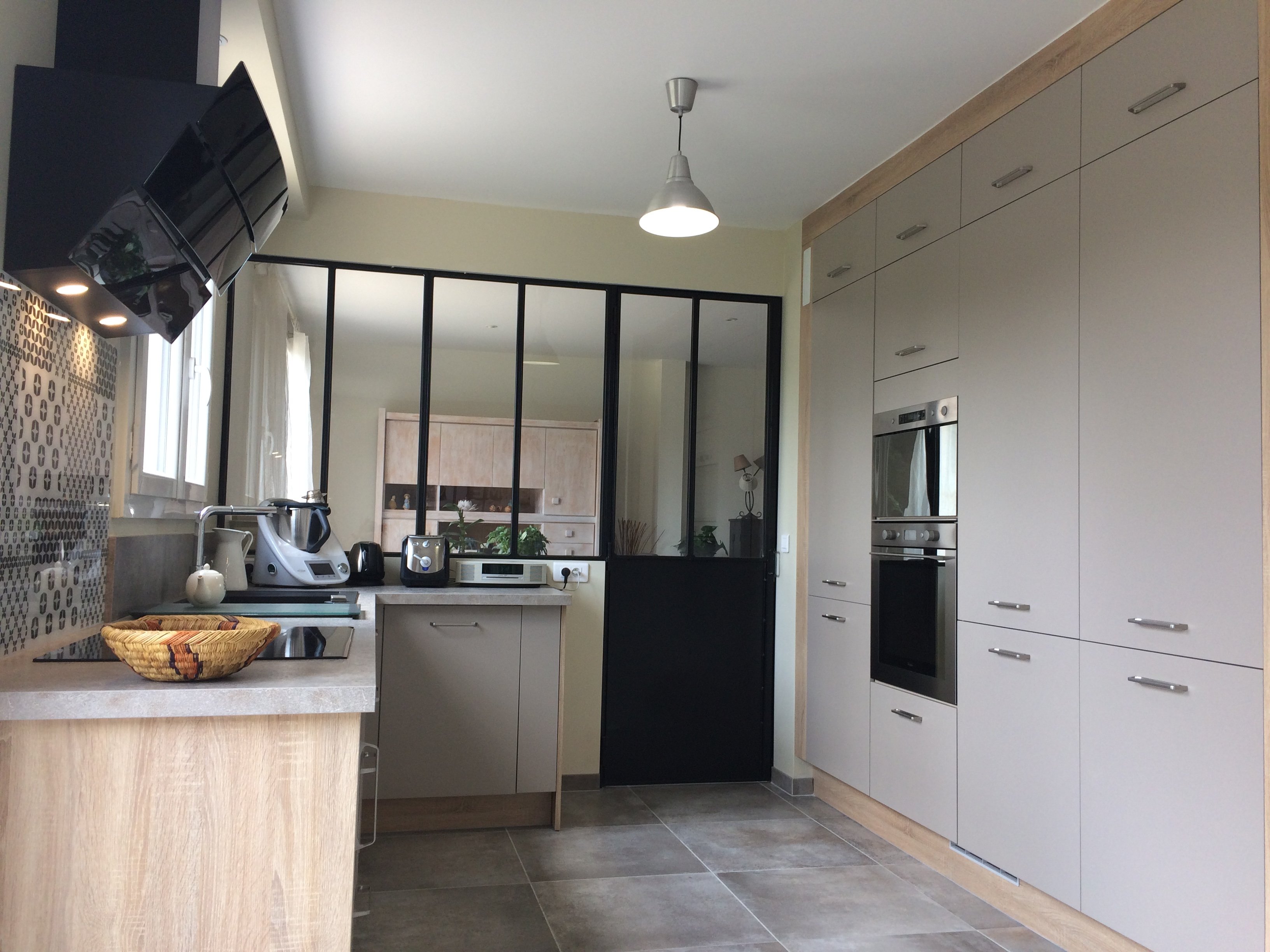 la-cuisine-avec-verriere-atelier-de-mariele-une-cuisine-equipee-par-socooc-ste-genevieve-des-bois