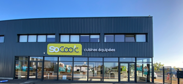 bandeau_magasin_gauche-socooc-cuisines-equipees-montlu%C3%A7on-fa%C3%A7ade%203