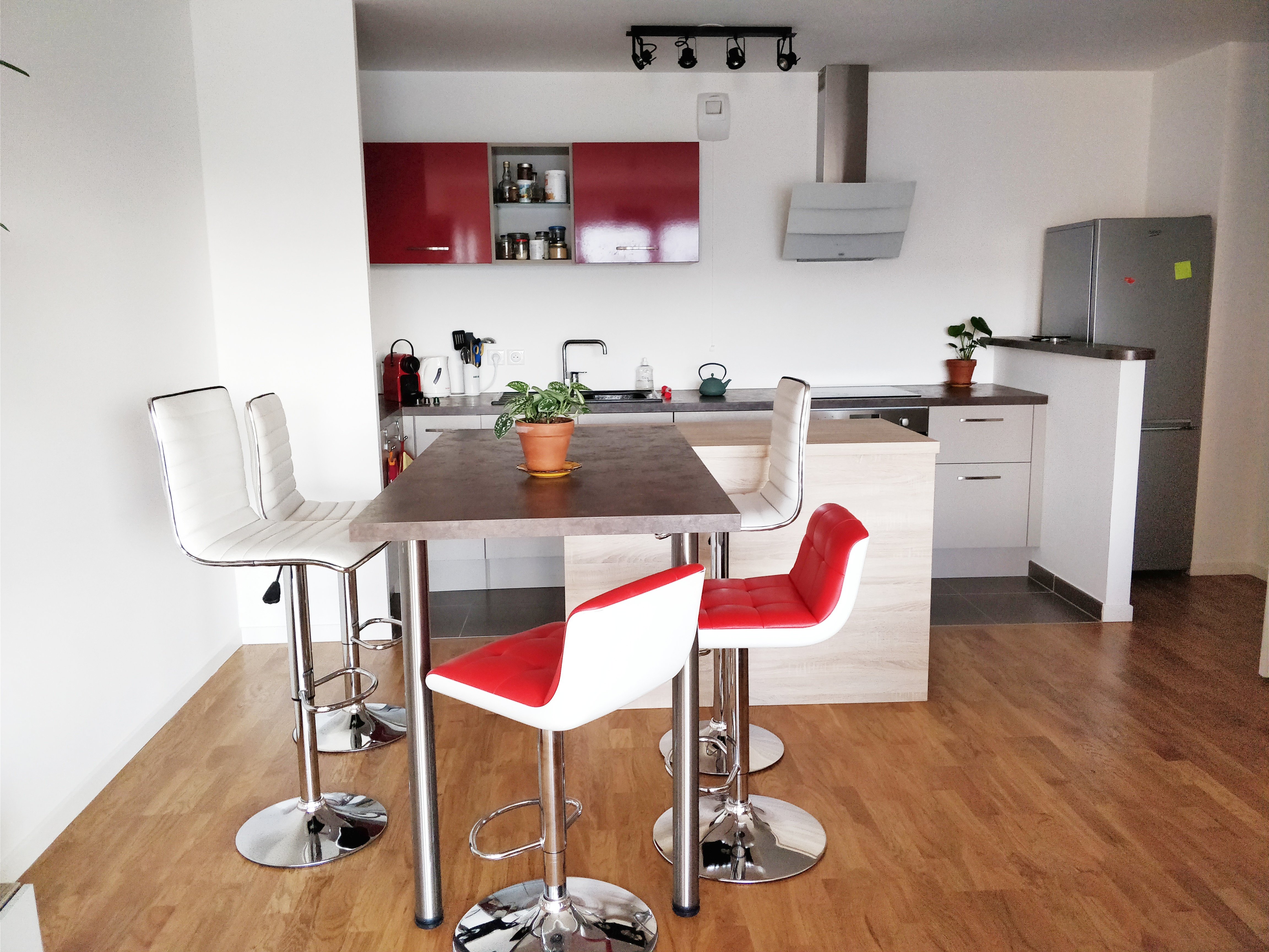 la-cuisine-avec-ilot-repas-de-laetitia-gregory-une-cuisine-equipee-par-socooc-paris-republique