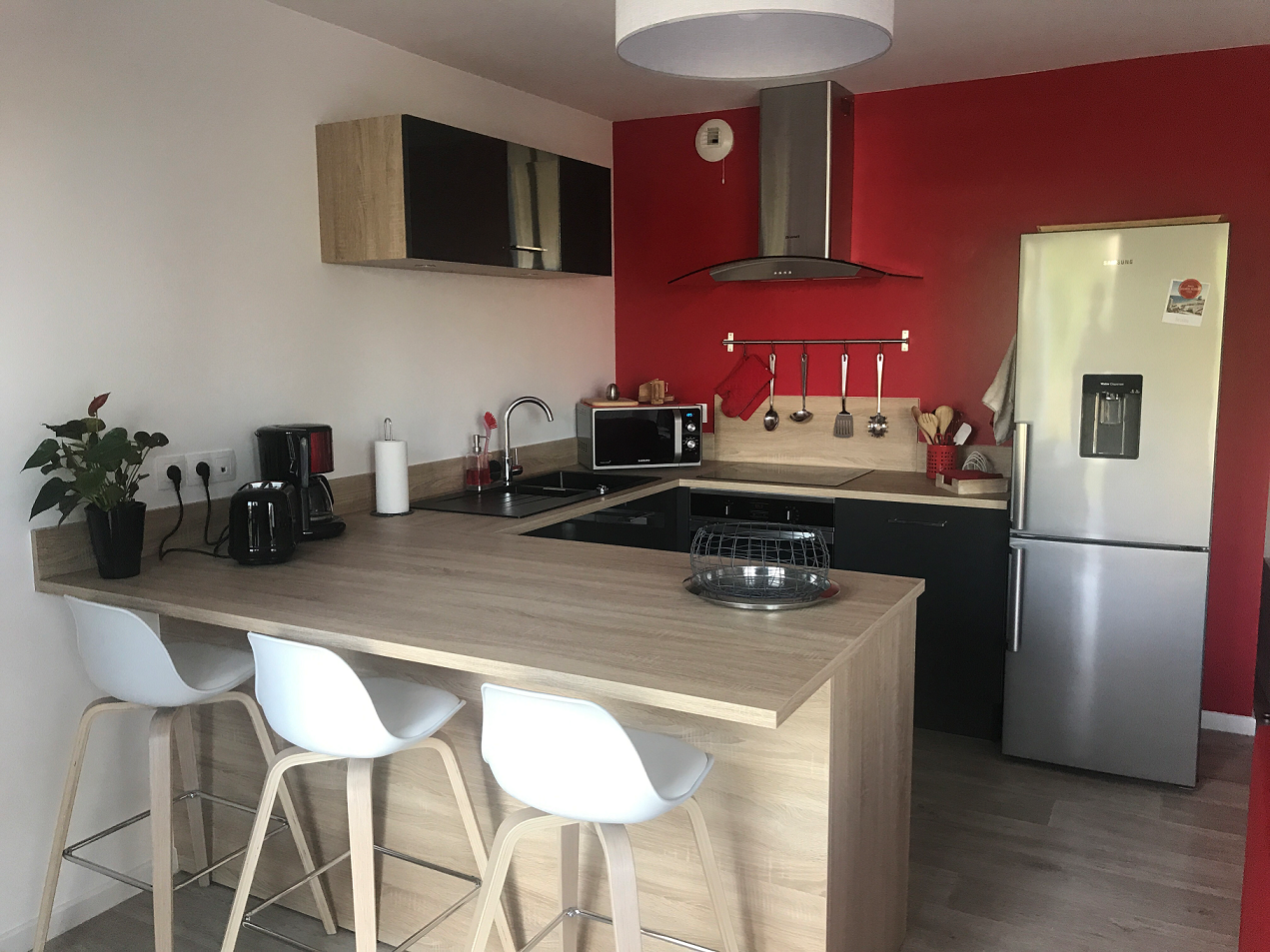 cuisine-ouverte-anthracite-et-chene-bardolino-une-cuisine-equipee-par-socooc-lille-englos