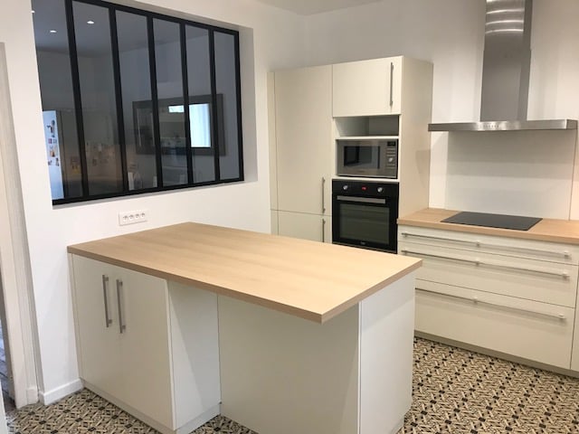 sobre-et-chic-pour-saccorder-au-carrelage-une-cuisine-equipee-par-socooc-bourges