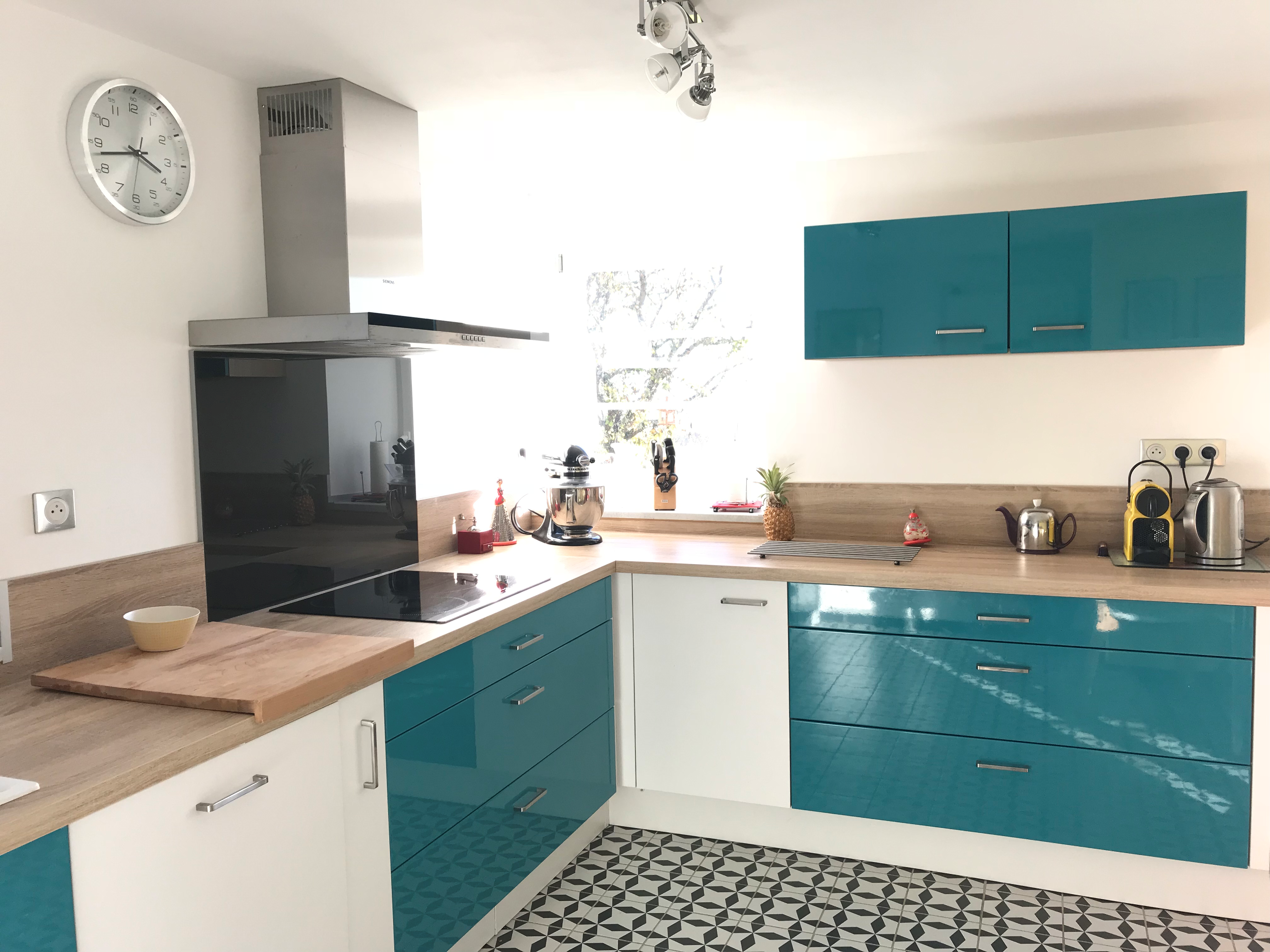 modele-bleu-et-blanc-inspiration-escale-une-cuisine-equipee-par-socooc-perigueux