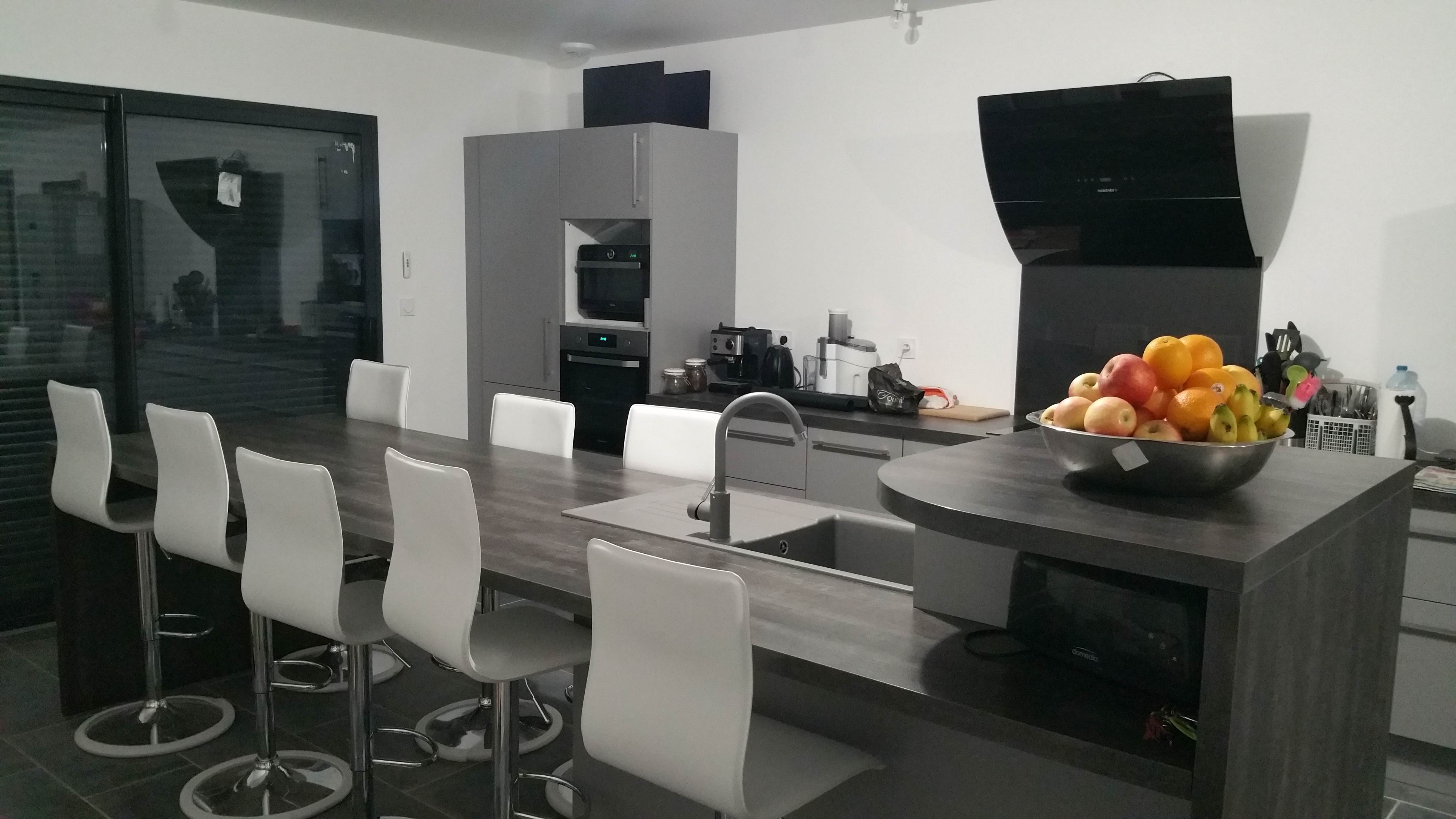 cuisine-mezzo-grise-avec-ilot-une-cuisine-equipee-par-socooc-perigueux